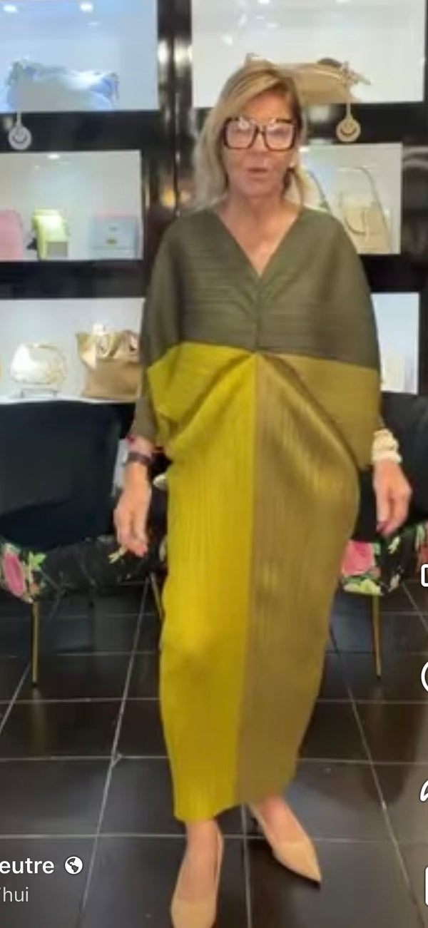 ROBE LONGUE PLISSÉE À MANCHES KIMONO